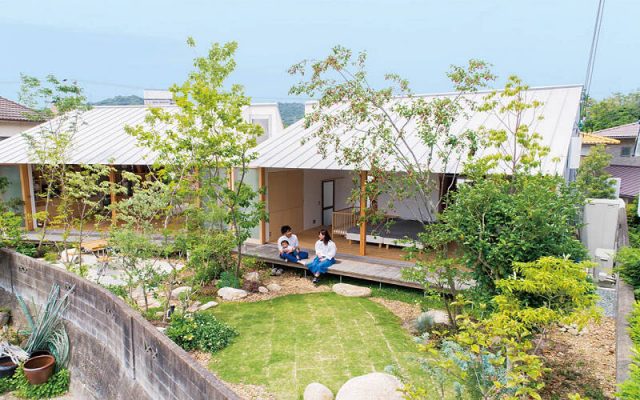 Goi y trang tri san vuon nho truoc nha cap